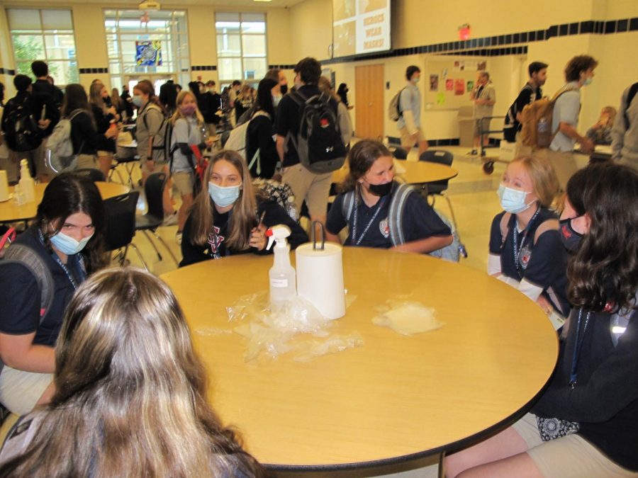 Students take advantage of lunch in Querbes Hall to socialize and connect with peers. 